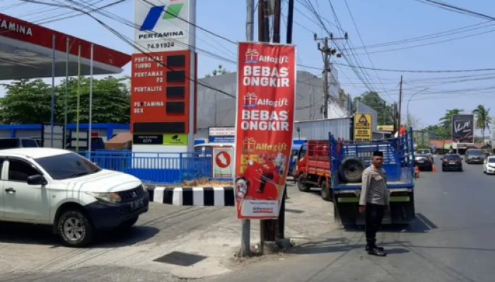Polisi Turun Tangan, Ipda H. Ruslan Urai Kemacetan di SPBU Dangerakko Palopo