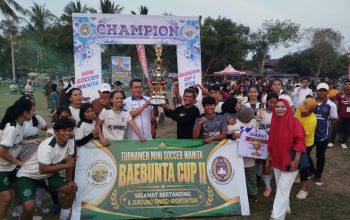 Karemuddin Serahkan Hadiah Juara Baebunta CUP II, Srikandi FC Bawa Pulang Rp6 Juta