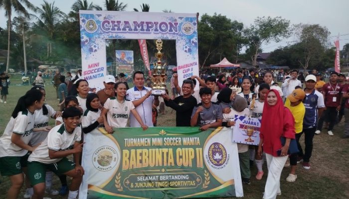 Karemuddin Serahkan Hadiah Juara Baebunta CUP II, Srikandi FC Bawa Pulang Rp6 Juta