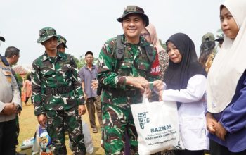 TMMD ke-130 Kodim 1403/Palopo, Dandim dan Bupati Luwu Timur Salurkan 20 Paket Sembako