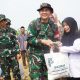 TMMD ke-130 Kodim 1403/Palopo, Dandim dan Bupati Luwu Timur Salurkan 20 Paket Sembako