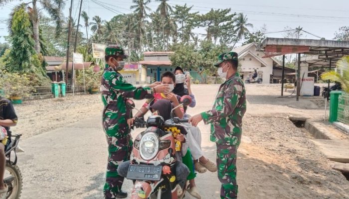 TNI Hadir di Tengah Ancaman Asap Karhutla, Kodim 1403/Palopo Bagikan Ribuan Masker