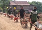 Disiplin Antre Gerobak, Satgas TMMD ke-130 Kodim 1403/Palopo Percepat Pengecoran Jalan di Luwu Timur