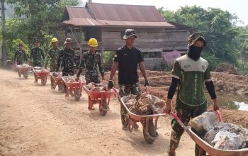 Disiplin Antre Gerobak, Satgas TMMD ke-130 Kodim 1403/Palopo Percepat Pengecoran Jalan di Luwu Timur