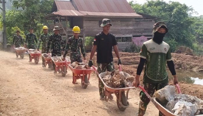 Disiplin Antre Gerobak, Satgas TMMD ke-130 Kodim 1403/Palopo Percepat Pengecoran Jalan di Luwu Timur
