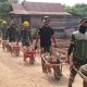 Disiplin Antre Gerobak, Satgas TMMD ke-130 Kodim 1403/Palopo Percepat Pengecoran Jalan di Luwu Timur