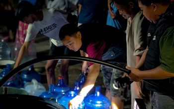Dini Hari, Direktur Perumda-TM Palopo Turun Langsung Bantu Pasokan Air Bersih