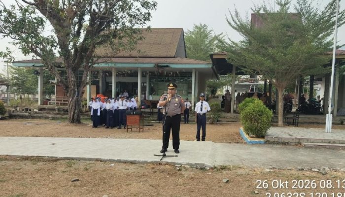 Kapolsek Wara Utara Jadi Pembina Upacara di SMPN 5 Palopo, Ingatkan Siswa Jauhi Bullying dan Narkoba