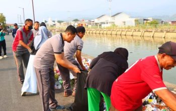 Polisi Bersama Masyarakat, Kapolres Palopo Pimpin Aksi Green Policing di Pesisir Taman Lopi