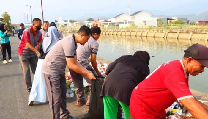 Polisi Bersama Masyarakat, Kapolres Palopo Pimpin Aksi Green Policing di Pesisir Taman Lopi